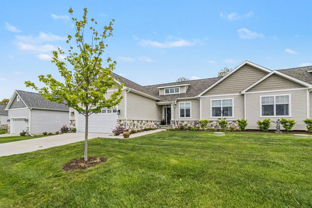 5725 Trail Side Lane Hamburg Township, MI 48189
