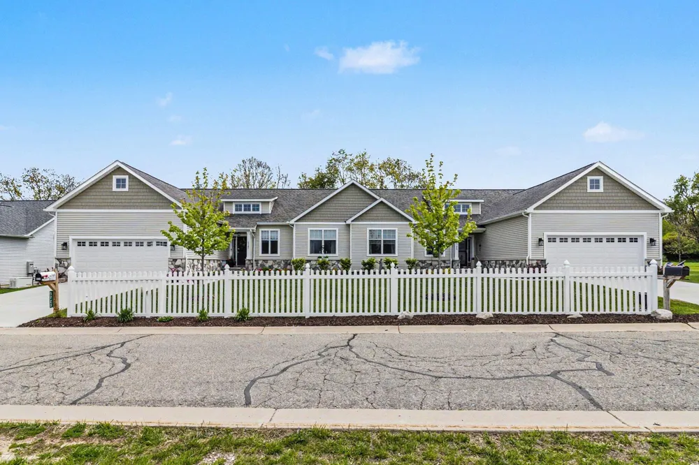 5725 Trail Side Lane Hamburg Township, MI 48189