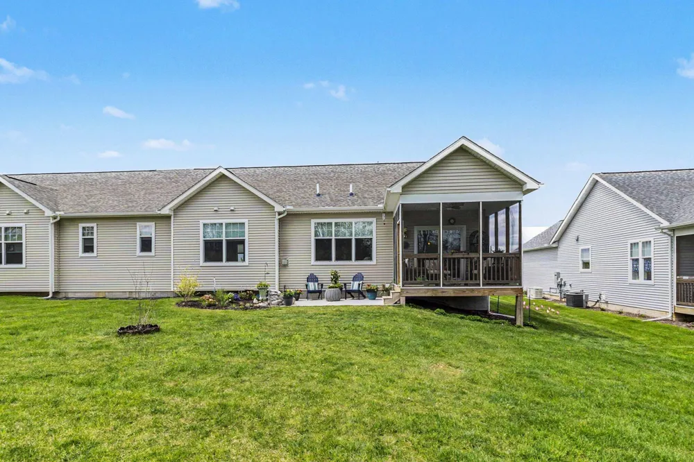 5725 Trail Side Lane Hamburg Township, MI 48189