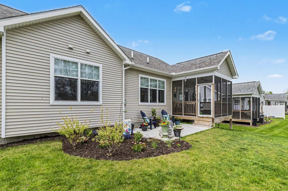 5725 Trail Side Lane Hamburg Township, MI 48189