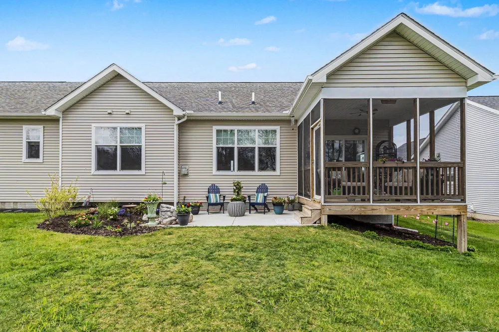 5725 Trail Side Lane Hamburg Township, MI 48189
