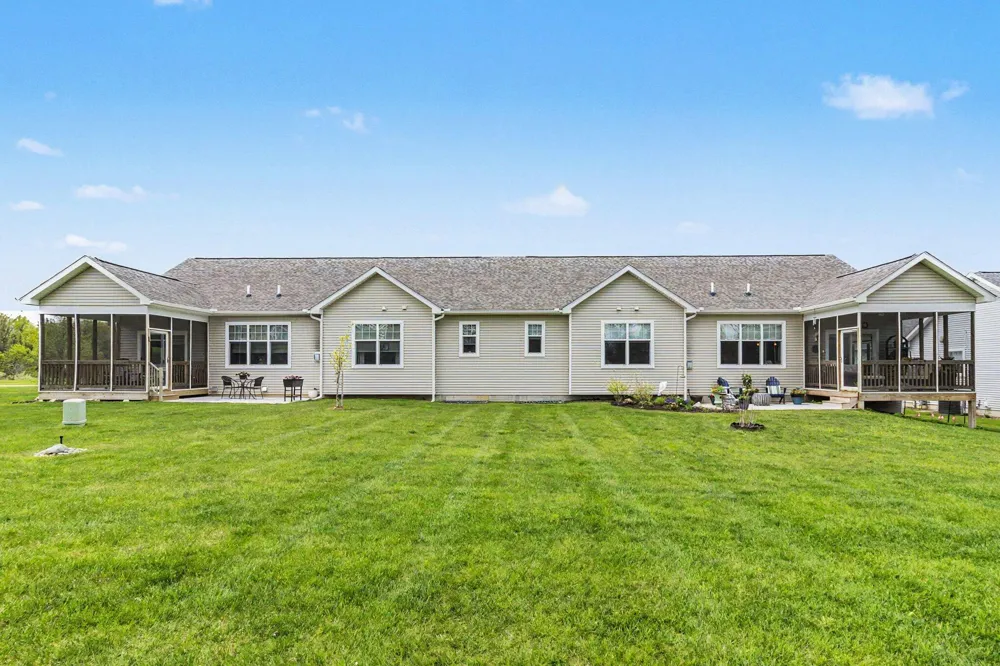 5725 Trail Side Lane Hamburg Township, MI 48189