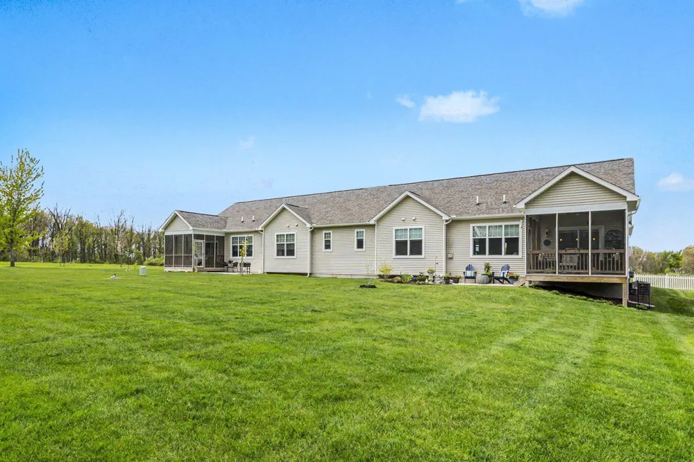 5725 Trail Side Lane Hamburg Township, MI 48189