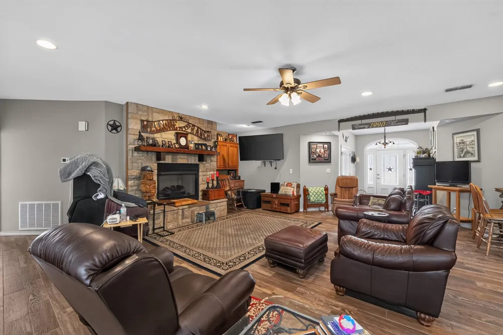 400 Third Street Queen City, TX 75572