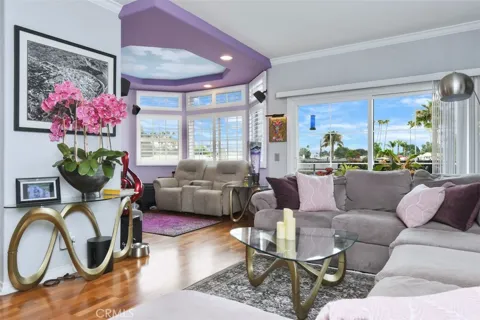 4455 Hazeltine #208