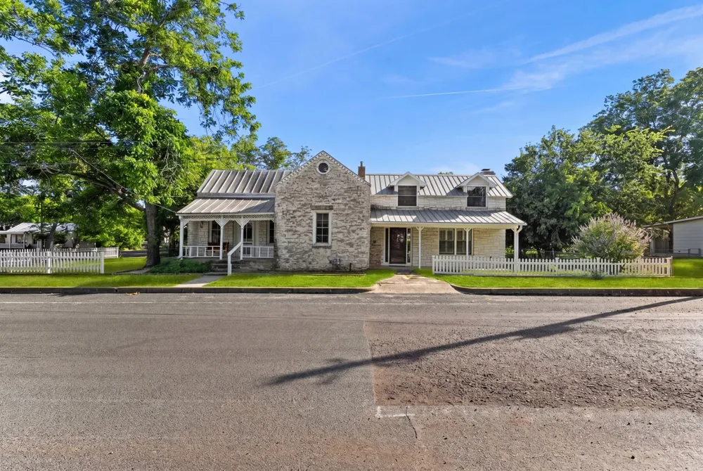 501 W Creek Street Fredericksburg, TX 78624