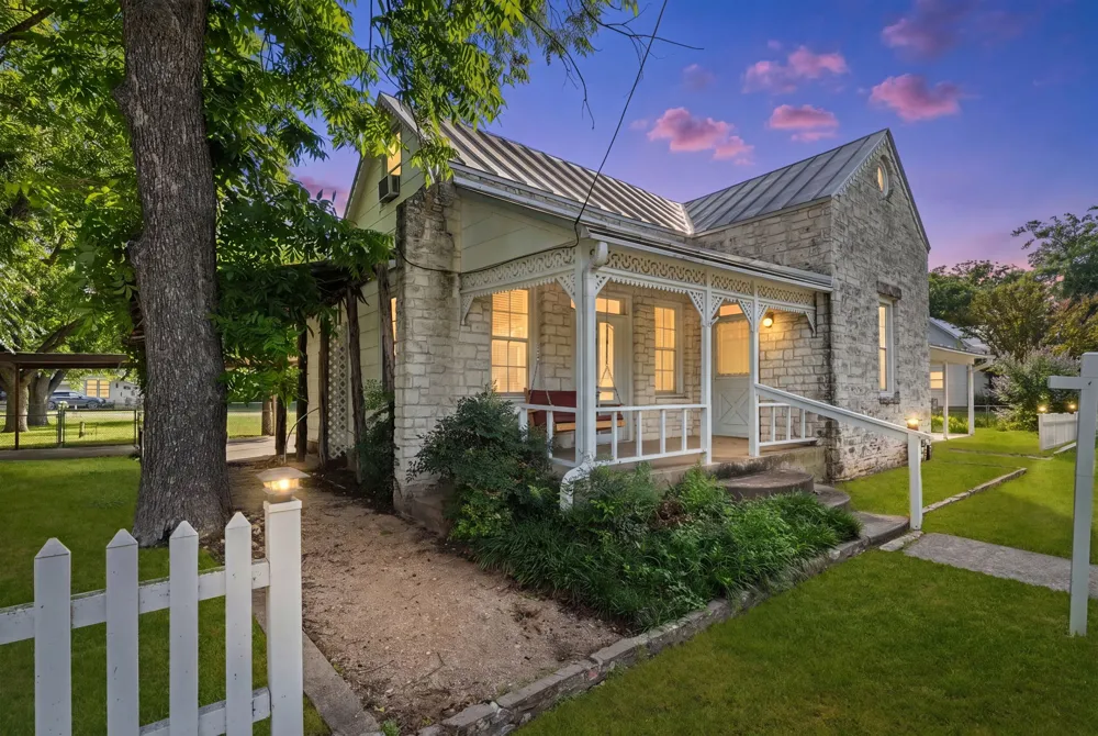 501 W Creek Street Fredericksburg, TX 78624