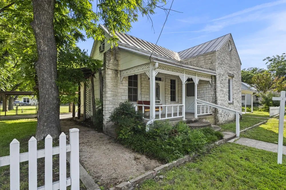 501 W Creek Street Fredericksburg, TX 78624