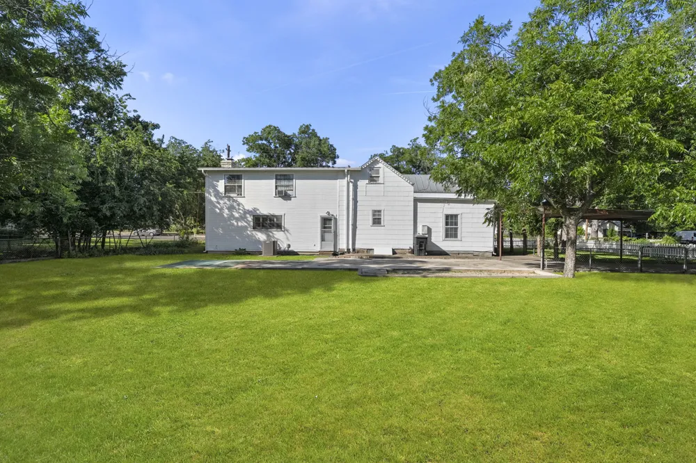 501 W Creek Street Fredericksburg, TX 78624