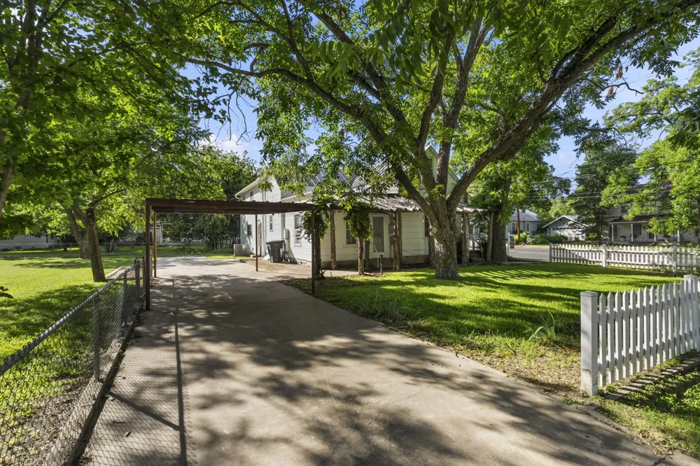 501 W Creek Street Fredericksburg, TX 78624