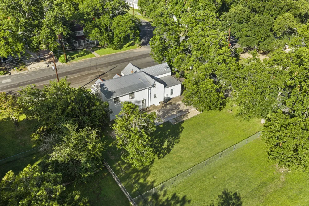 501 W Creek Street Fredericksburg, TX 78624