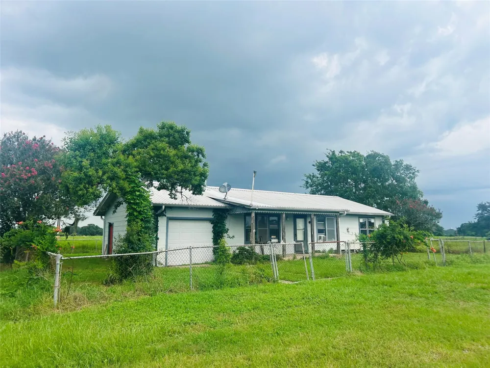 10309 Cr 1 Hallettsville, TX 77964