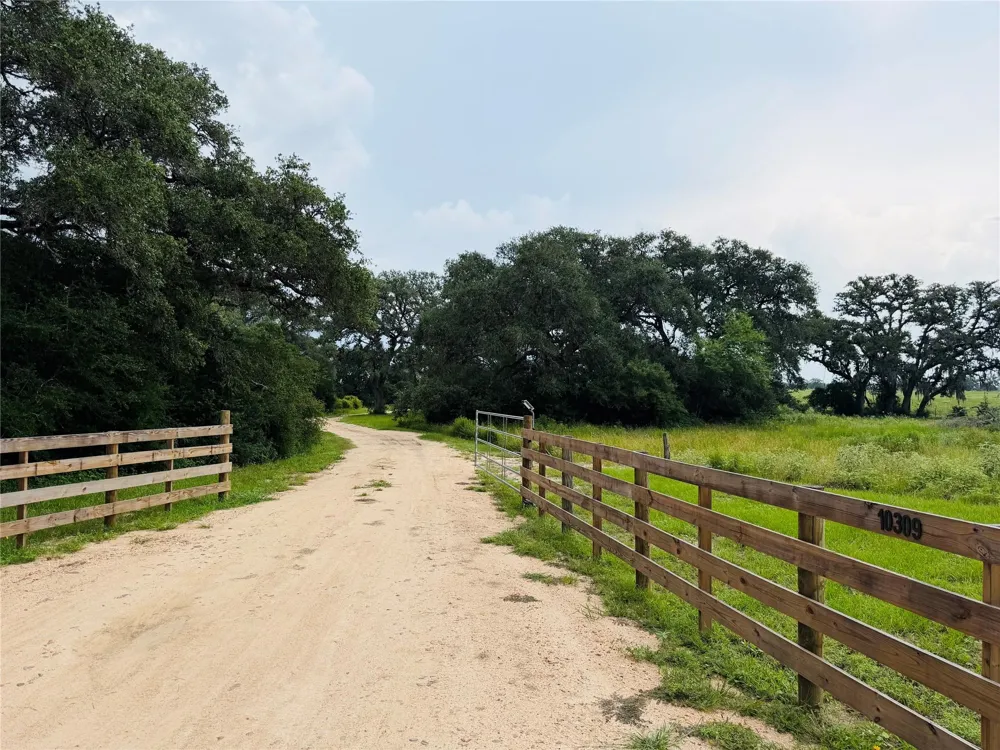 10309 Cr 1 Hallettsville, TX 77964