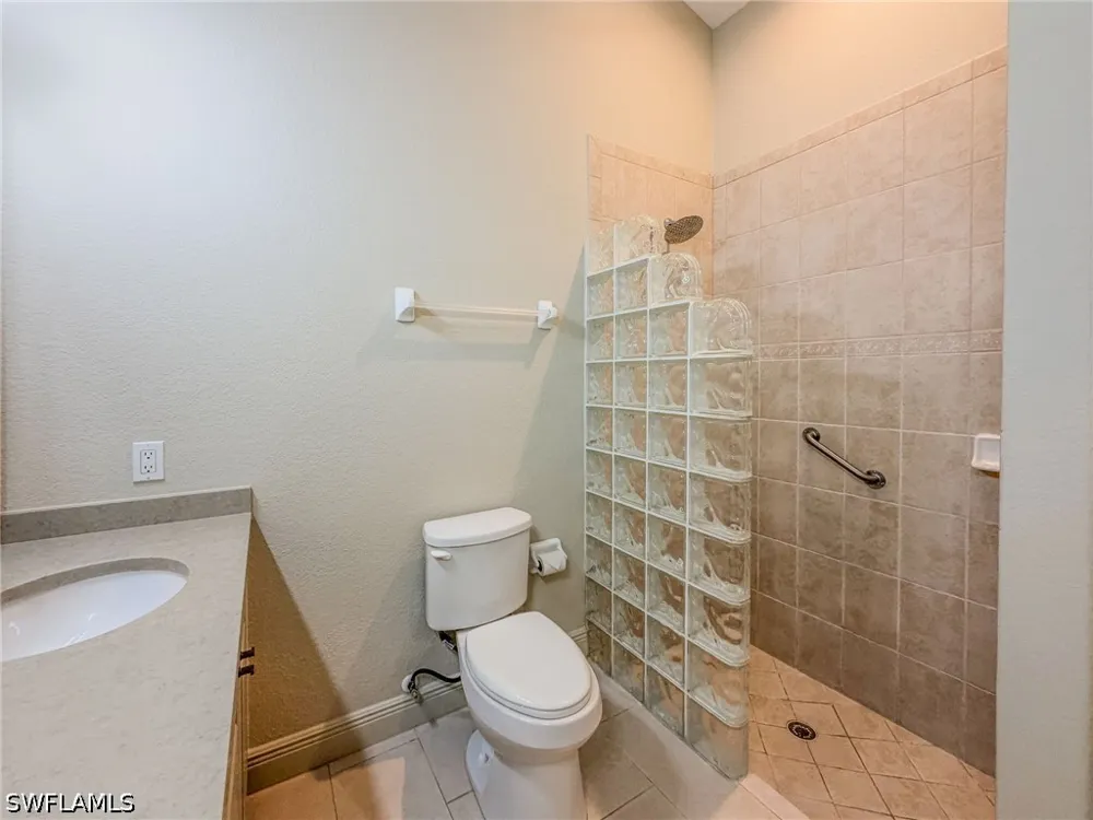AVION WOODS COURT #104 Naples, FL 34104