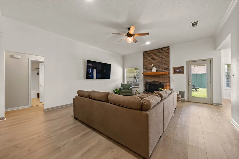 104 W Jade Drive Hewitt, TX 76643