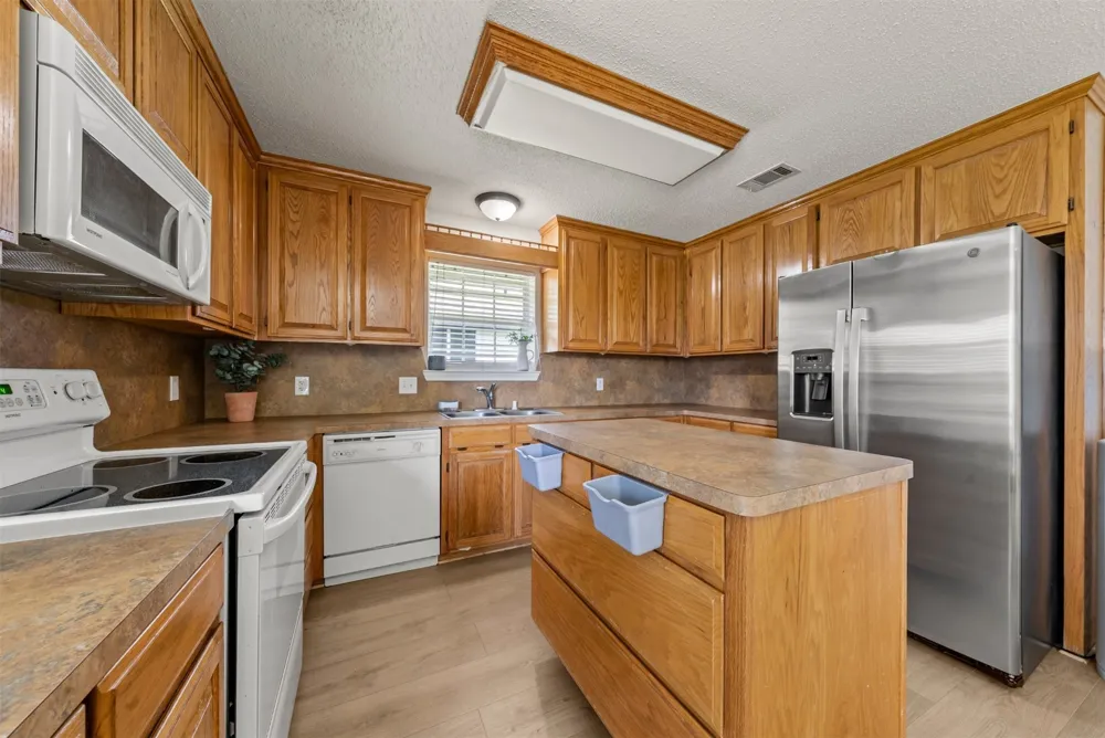 104 W Jade Drive Hewitt, TX 76643