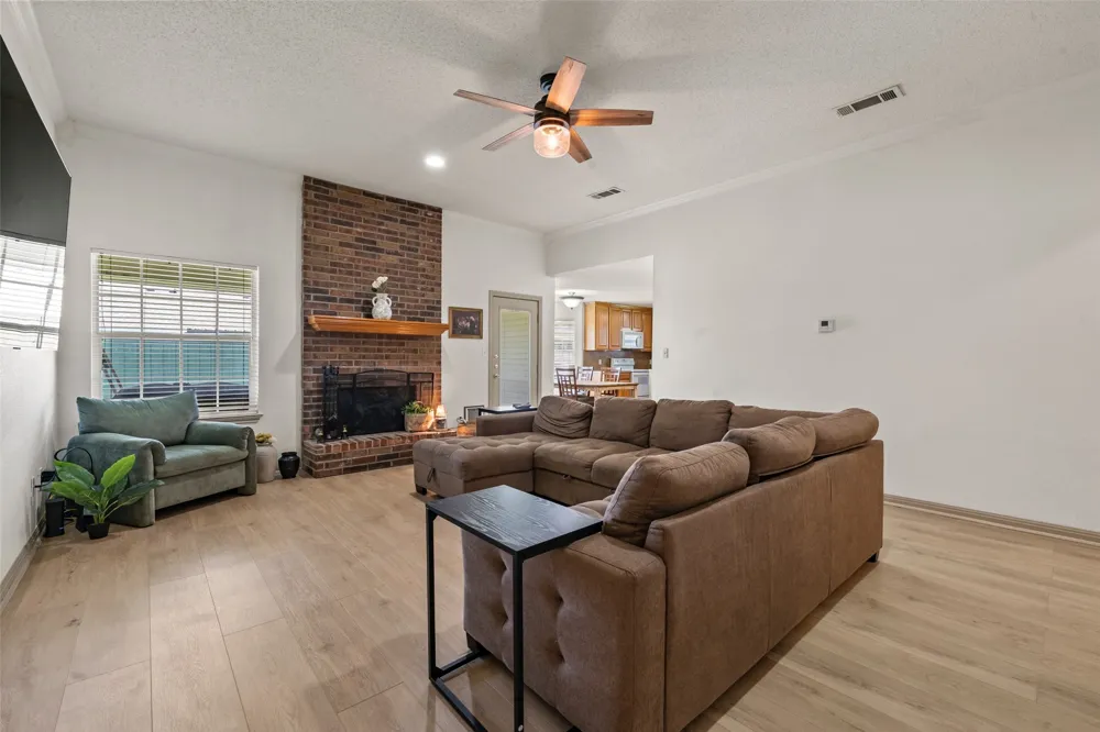 104 W Jade Drive Hewitt, TX 76643