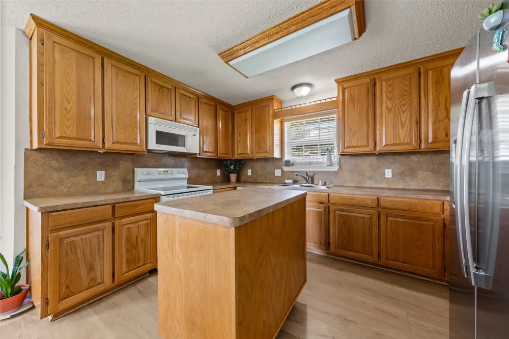 104 W Jade Drive Hewitt, TX 76643