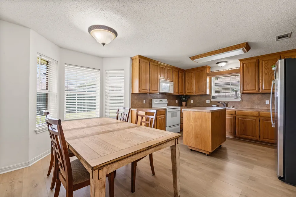 104 W Jade Drive Hewitt, TX 76643