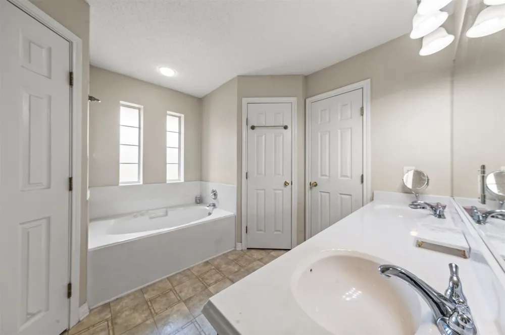 104 W Jade Drive Hewitt, TX 76643