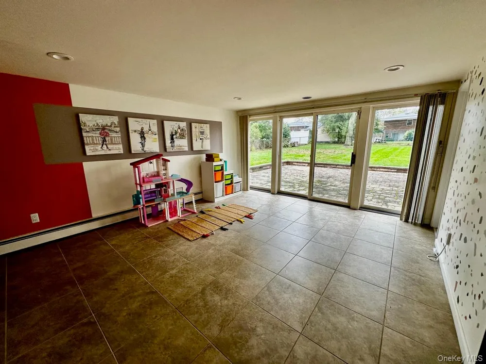 26 Canterbury Road Woodbury, NY 11797