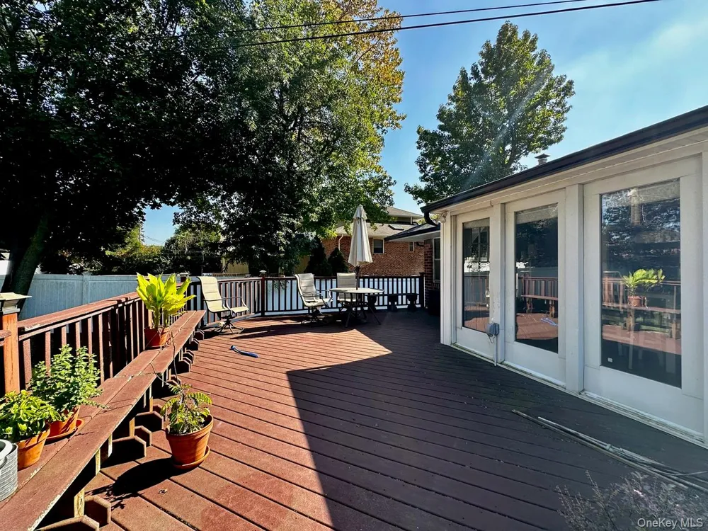 26 Canterbury Road Woodbury, NY 11797