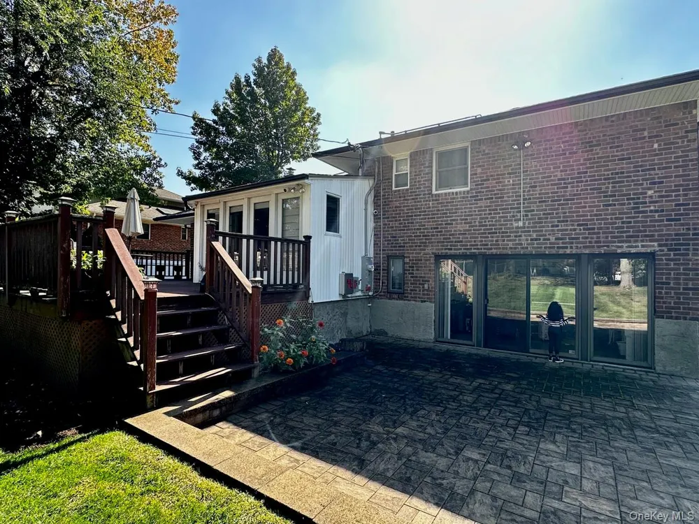 26 Canterbury Road Woodbury, NY 11797