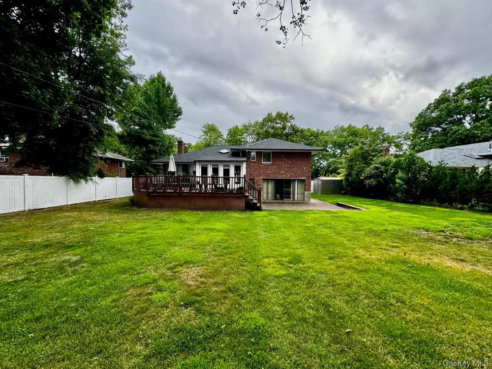 26 Canterbury Road Woodbury, NY 11797