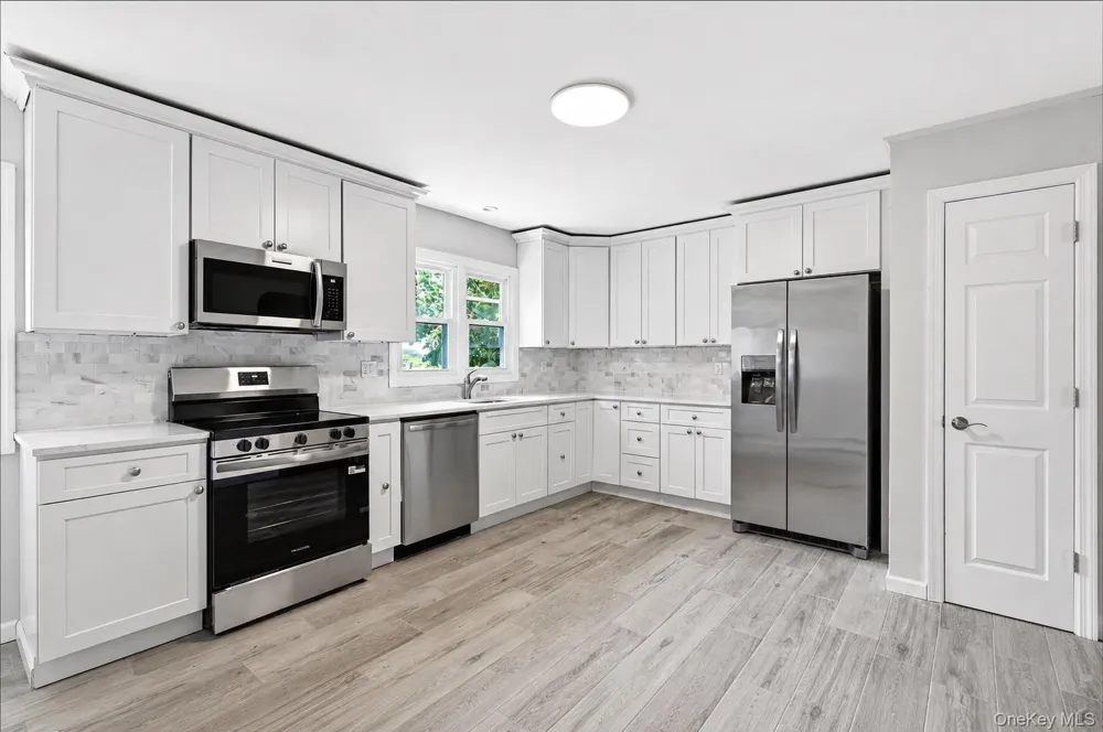 725 Peconic Lane Peconic, NY 11958