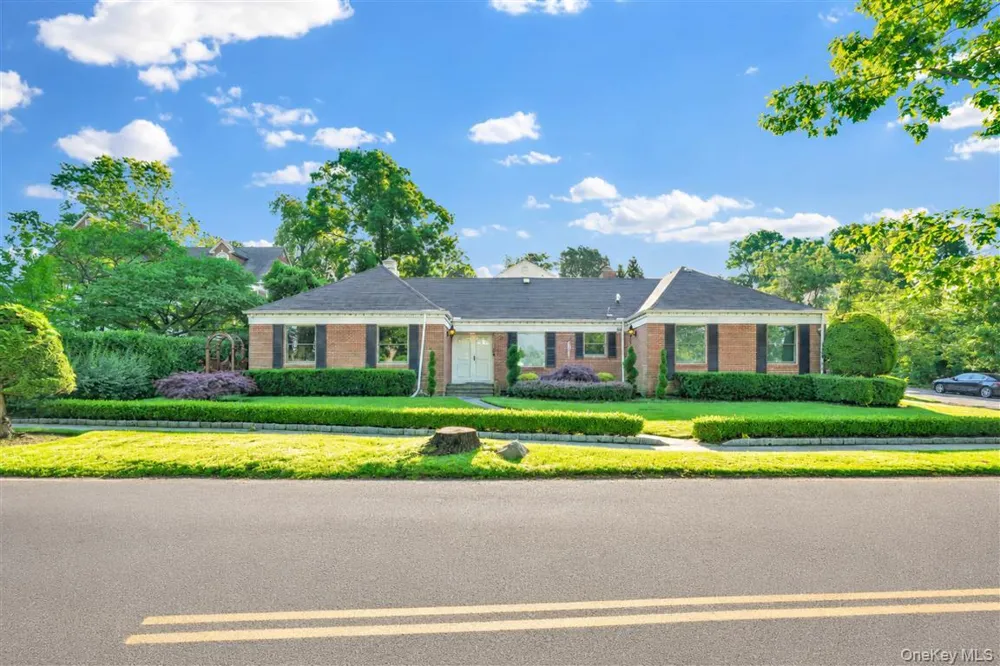 105 Park Lane Douglaston, NY 11363