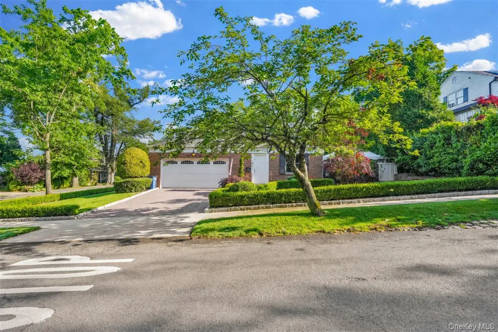 105 Park Lane Douglaston, NY 11363