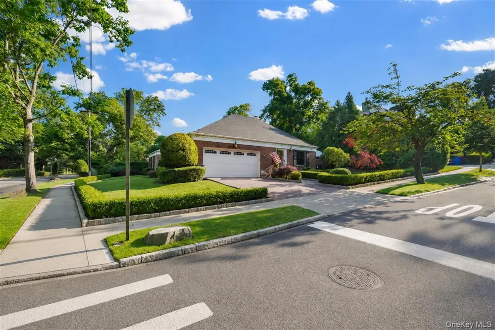 105 Park Lane Douglaston, NY 11363