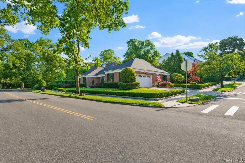 105 Park Lane Douglaston, NY 11363