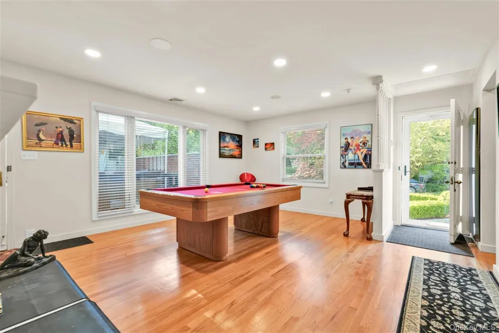 105 Park Lane Douglaston, NY 11363