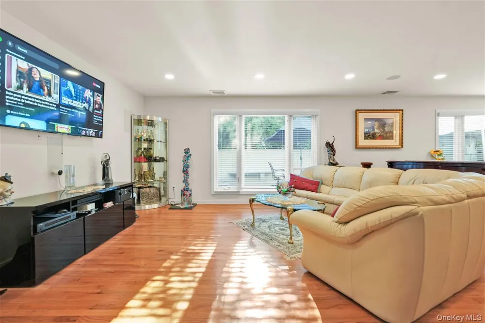 105 Park Lane Douglaston, NY 11363