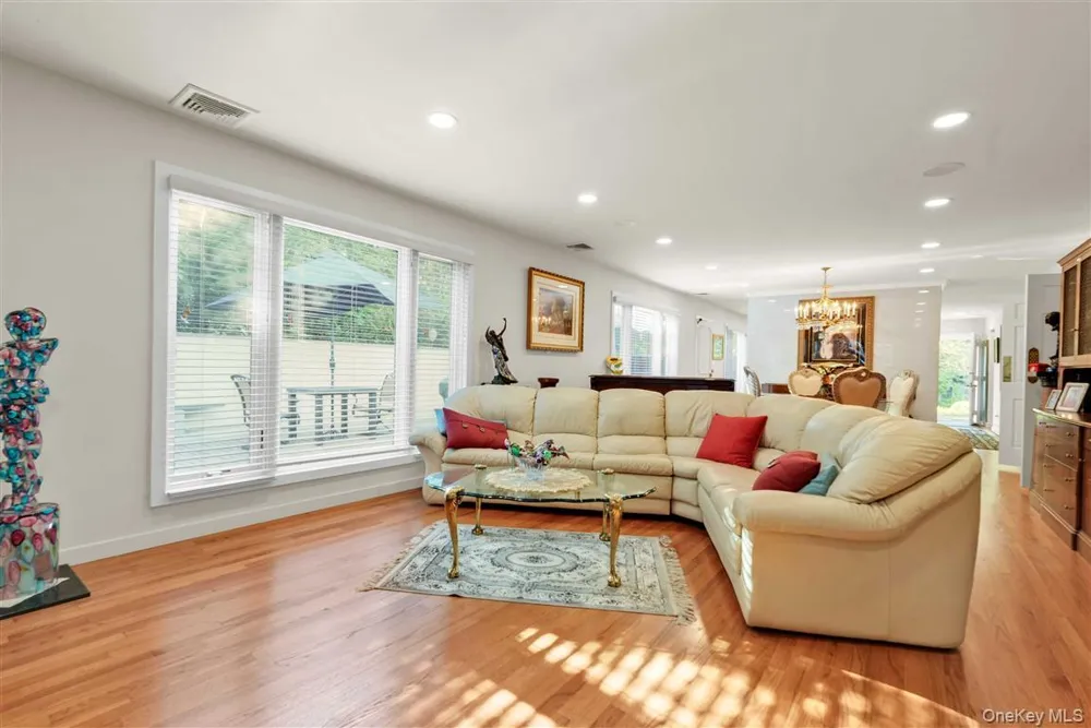 105 Park Lane Douglaston, NY 11363