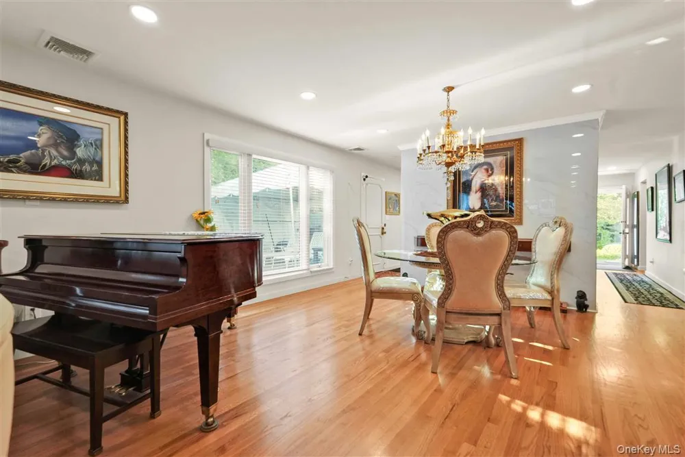 105 Park Lane Douglaston, NY 11363