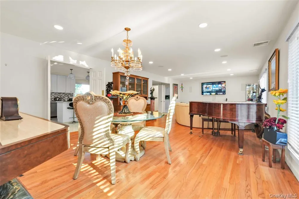 105 Park Lane Douglaston, NY 11363