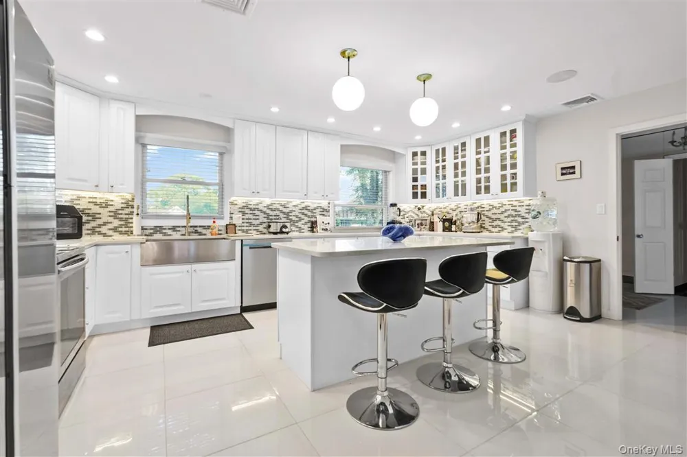 105 Park Lane Douglaston, NY 11363