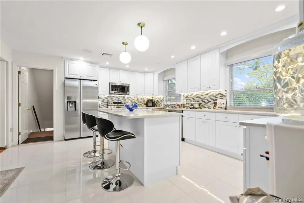 105 Park Lane Douglaston, NY 11363