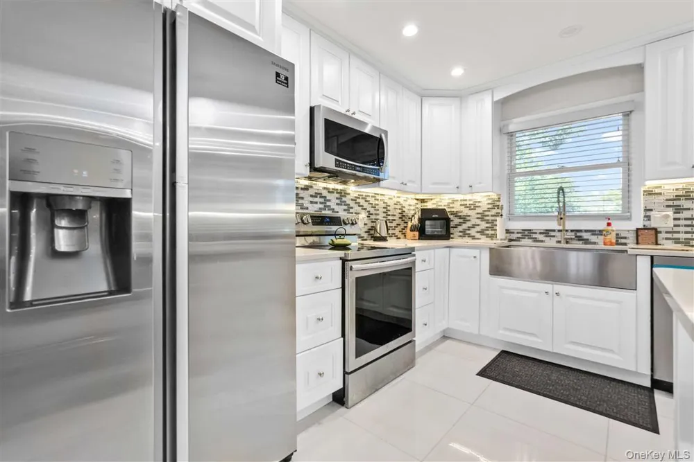 105 Park Lane Douglaston, NY 11363