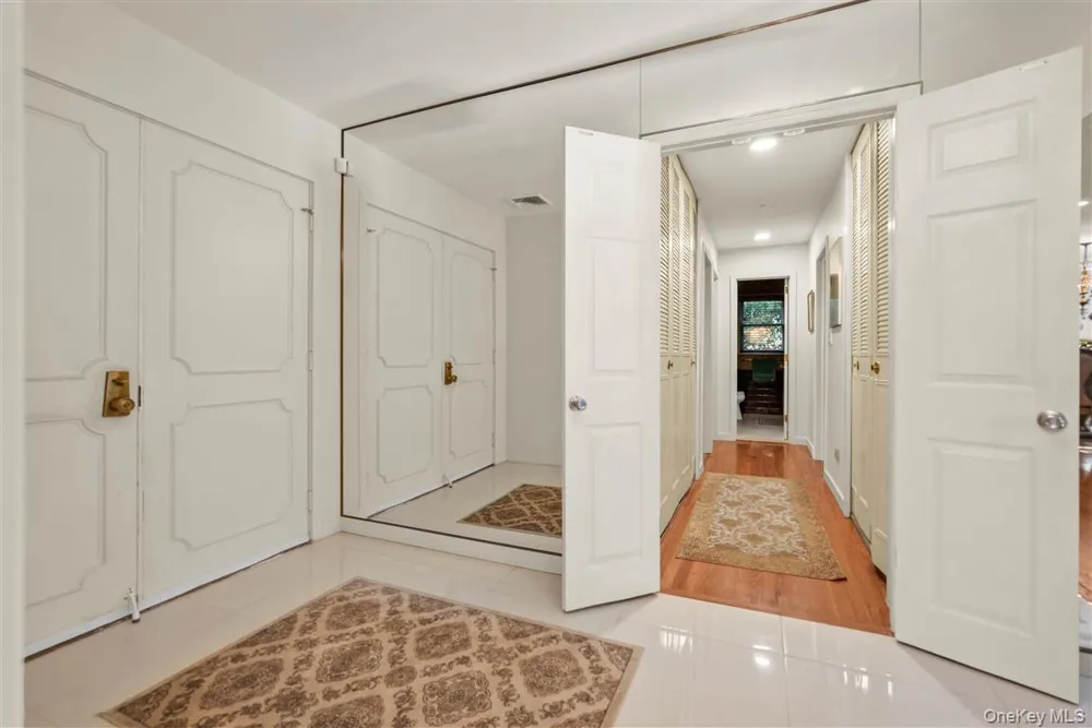 105 Park Lane Douglaston, NY 11363
