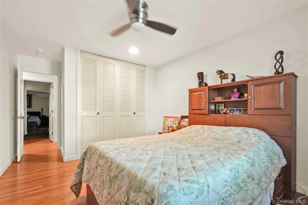 105 Park Lane Douglaston, NY 11363