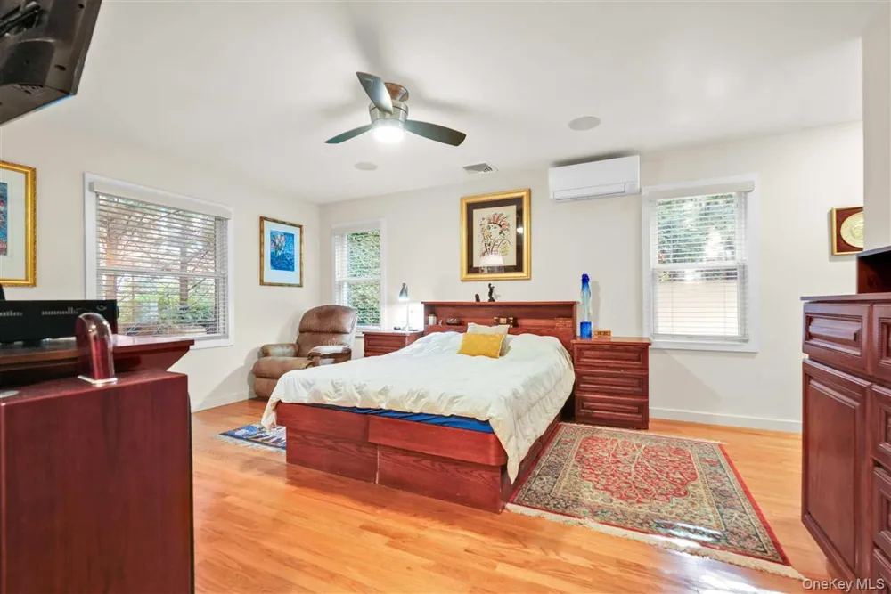 105 Park Lane Douglaston, NY 11363