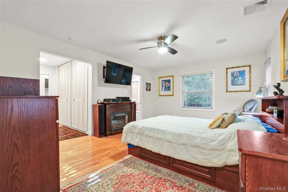 105 Park Lane Douglaston, NY 11363