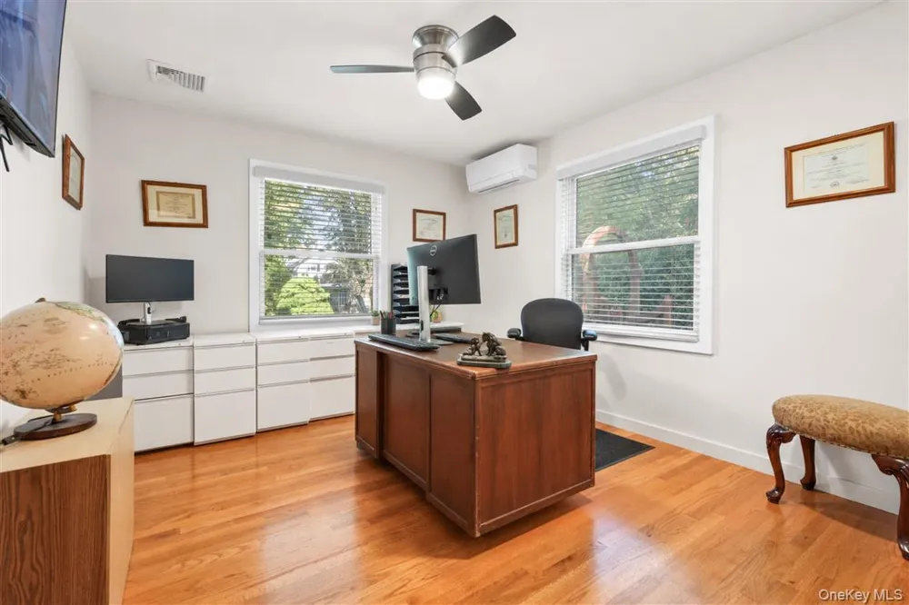 105 Park Lane Douglaston, NY 11363