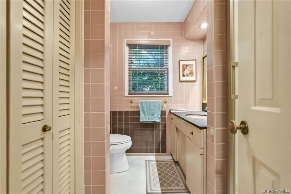 105 Park Lane Douglaston, NY 11363