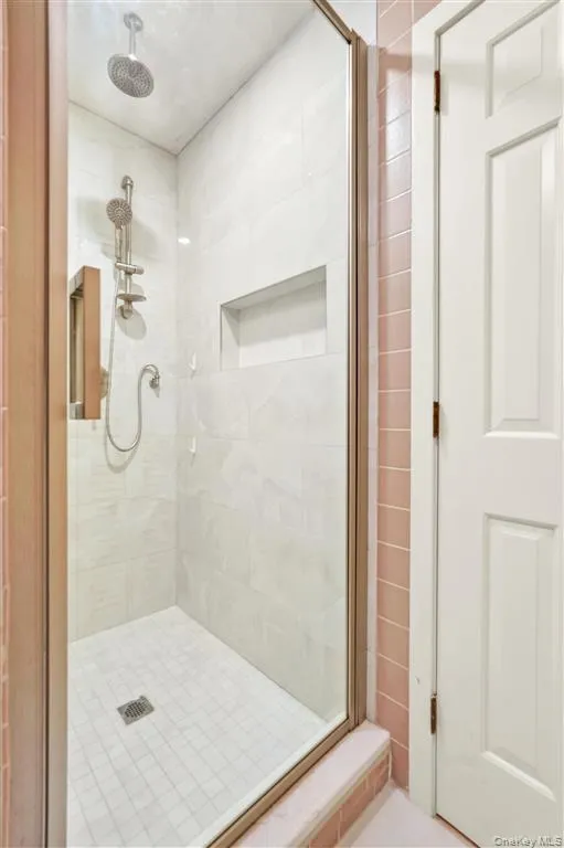105 Park Lane Douglaston, NY 11363