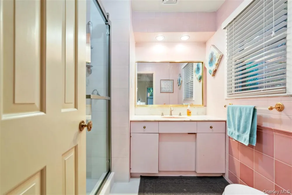 105 Park Lane Douglaston, NY 11363