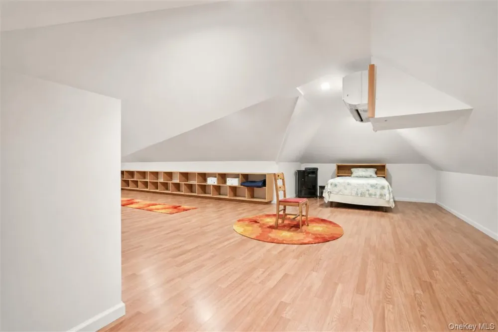 105 Park Lane Douglaston, NY 11363